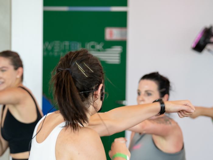 Trainingspartner arbeiten gemeinsam bei MoveTheDay im Weitblick 1.7