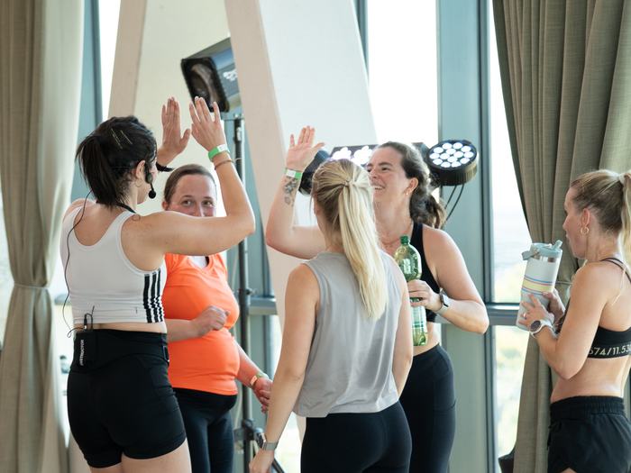 High Five zwischen zwei Teilnehmerinnen bei MoveTheDay